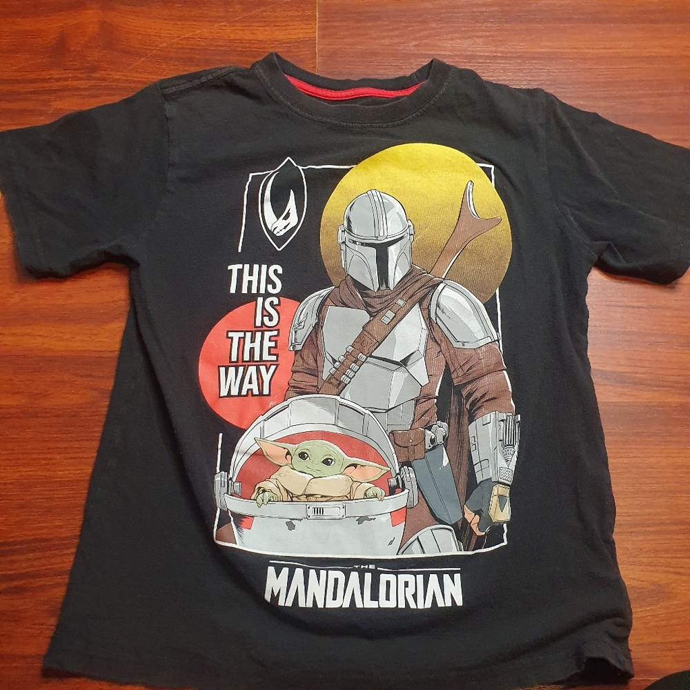 Star wars the Mandalorian youth tshirt sz M , black